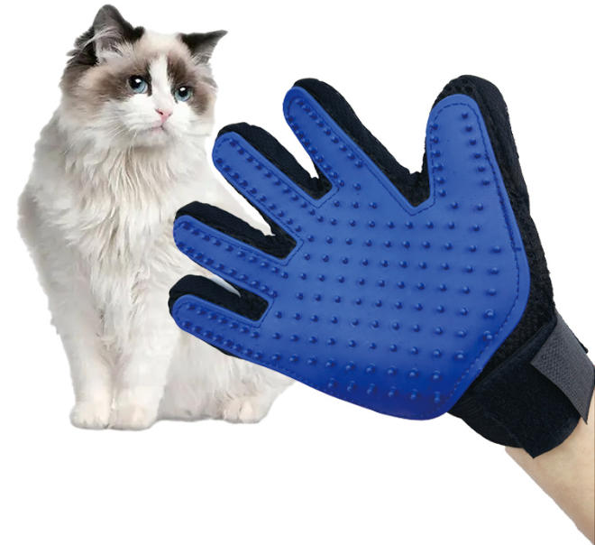 Pet grooming glove style A in use